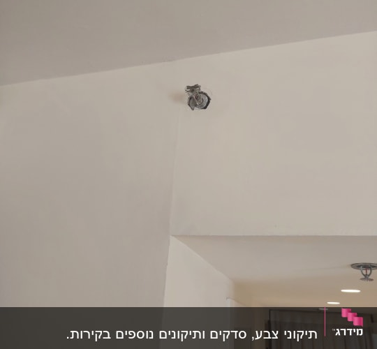 תקרה עם חור והתקנה של מתקן חשמלי